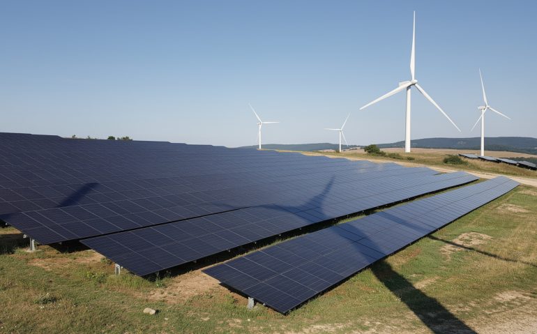 découvrez comment le projet solaire ambitieux de millac est freiné par le fort dérangement causé par l'ombre des éoliennes, soulevant des enjeux environnementaux et énergétiques majeurs.